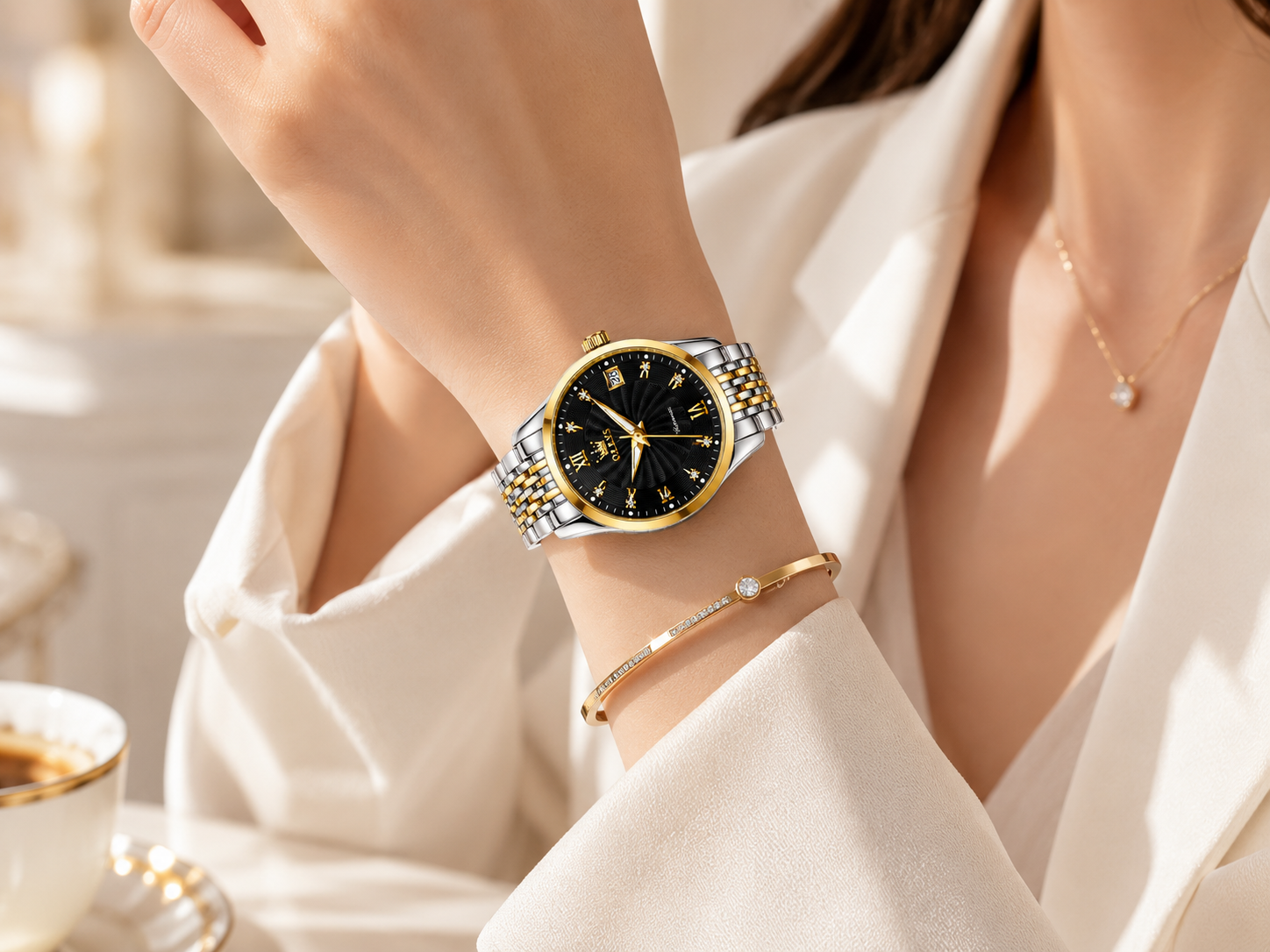 Ceas de damă OLEVS 6630 Gold White purtat la ținută elegantă feminină